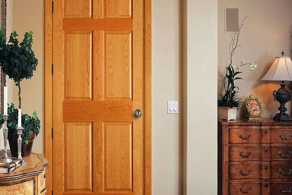 ¿Cómo limpiar puertas de interior de madera barnizada?