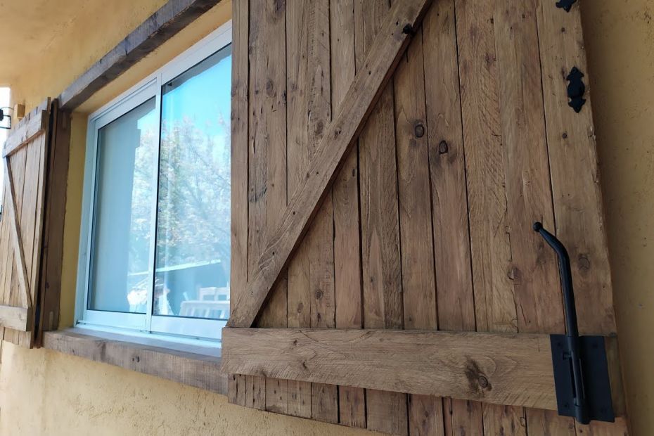 Ventanas antiguas de madera con postigos