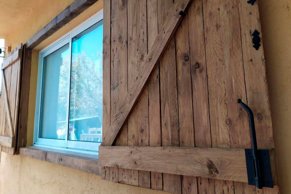 Ventanas antiguas de madera con postigos