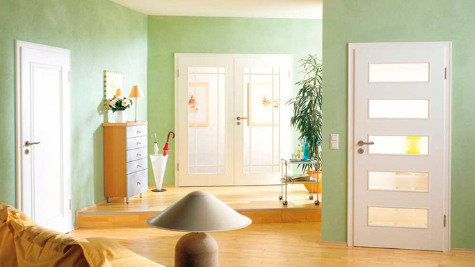 Decoración de pisos con puertas blancas