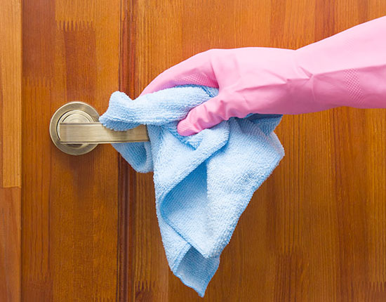 Cómo limpiar herrajes de puertas y ventanas