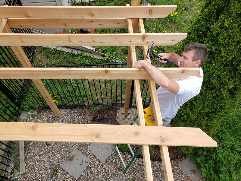 Monta la estructura de la pérgola o cenador